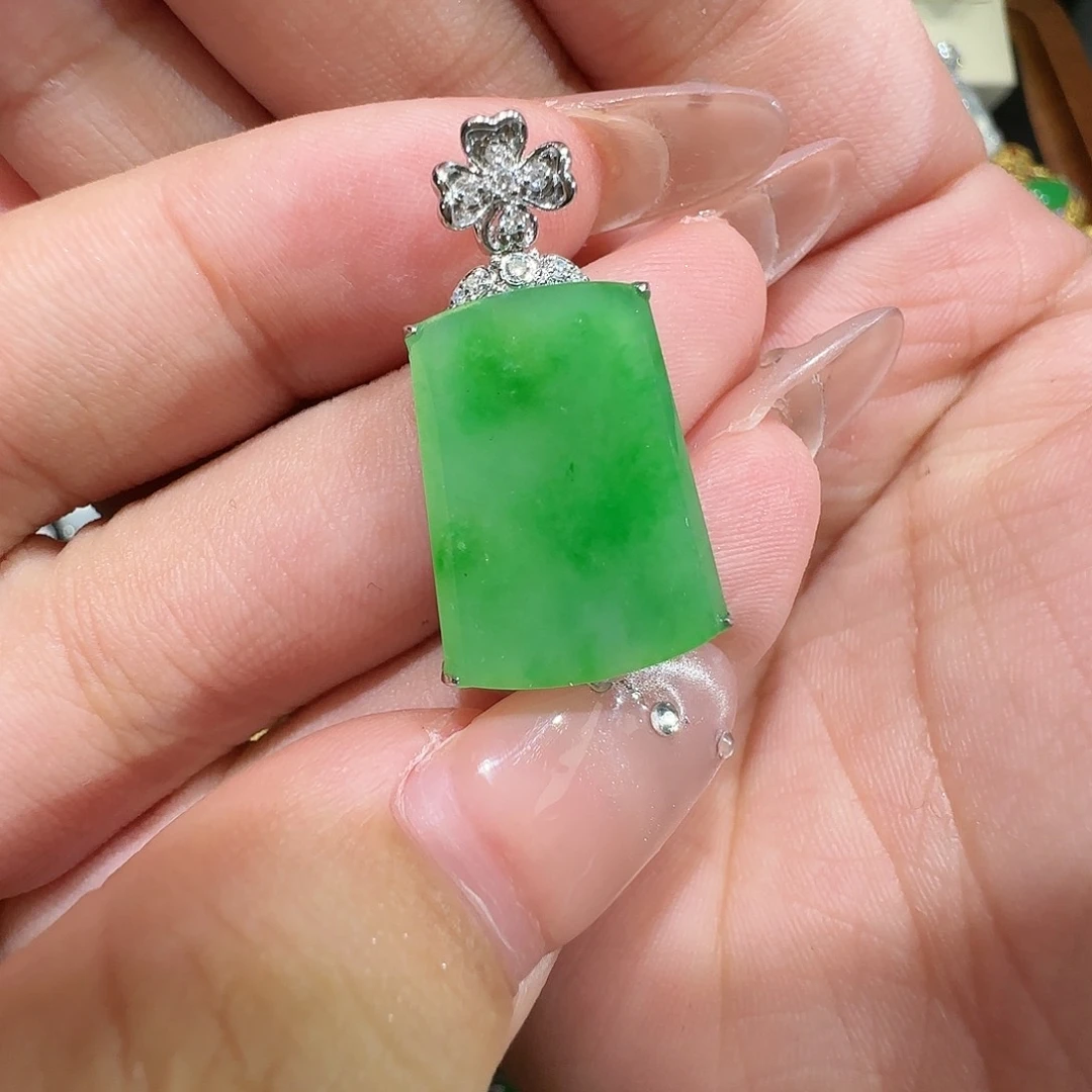 【闪购商品】颈饰18K金镶嵌翡翠