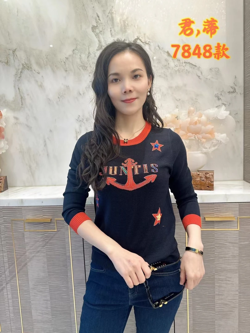 圆领毛衣柔软舒适