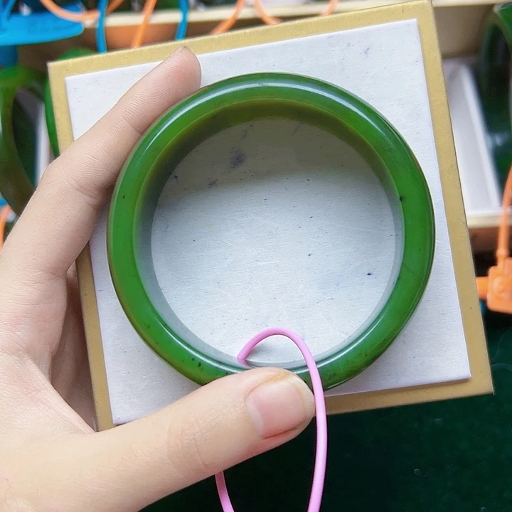 “****和田玉（碧玉）未镶嵌手镯