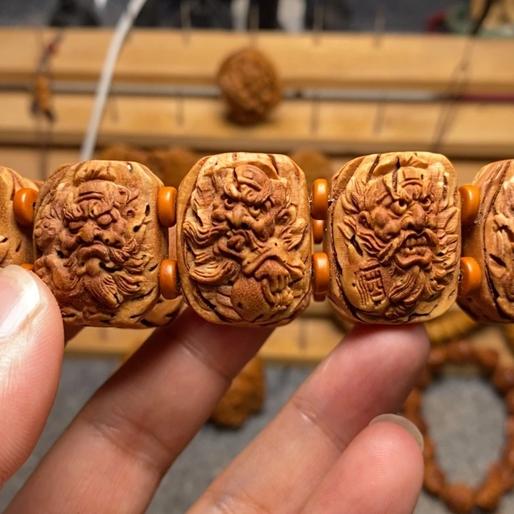 桃核雕刻钟馗手牌