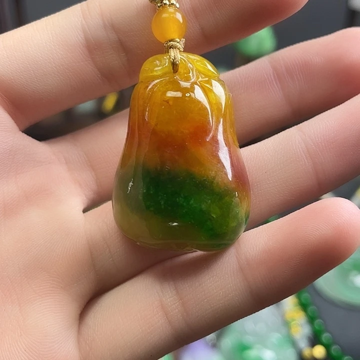 翡翠未镶嵌吊坠(赠链)