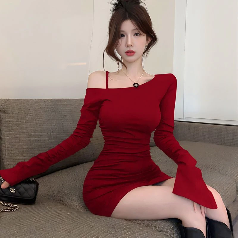 2025新春秋辣妹设计感纯欲斜肩连衣裙女喇叭袖一字肩紧身包臀短裙