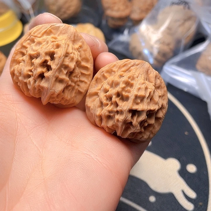 文玩核桃吊坠天地一对
