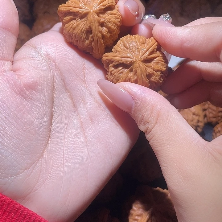 卓***业文玩核桃吊坠小妹三棱