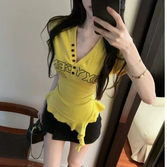 2025新款时尚小众设计感别致荷叶边褶皱收腰字母印花时尚上衣绝美