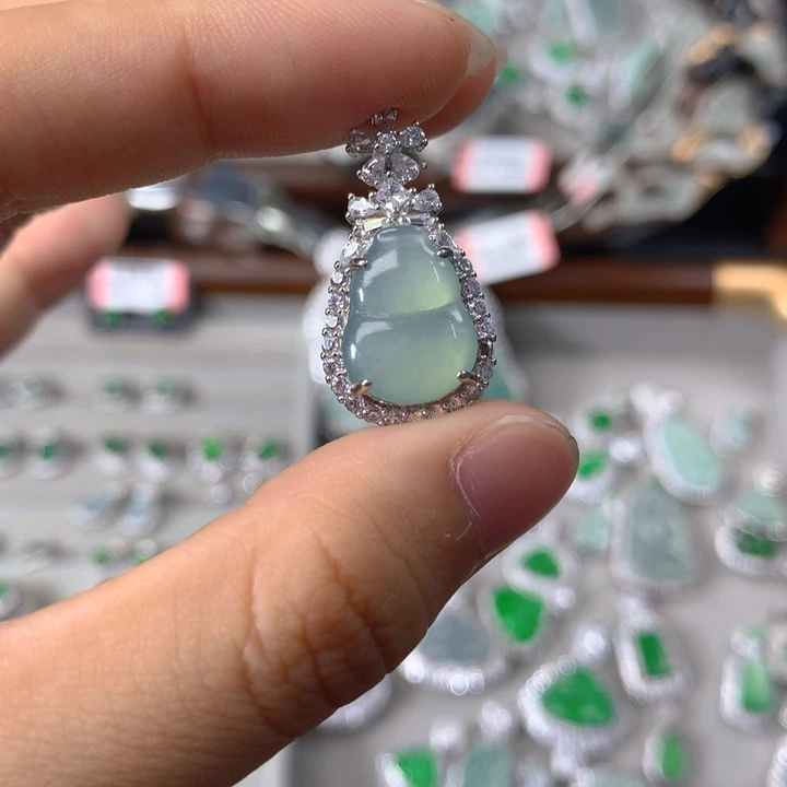 翡翠未镶嵌颈饰吊坠