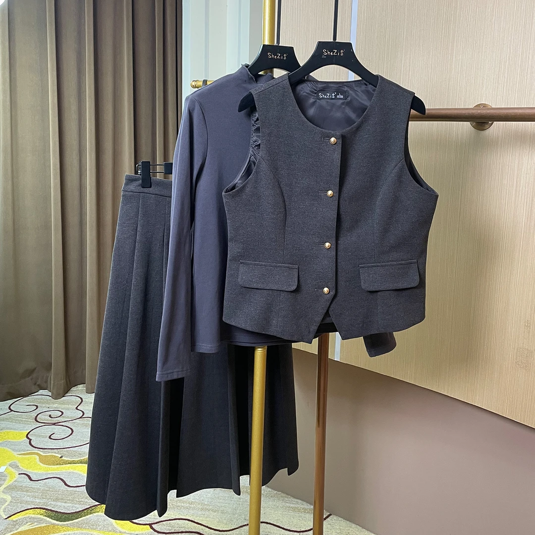 奢姿【里约晚报】大码女装2025冬季减龄假口袋马甲三件套百褶套装