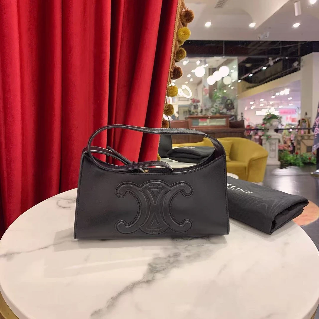 95新 Celine/思琳 GGS瑟琳凯旋门黑色金扣牛皮腋下包/61709882