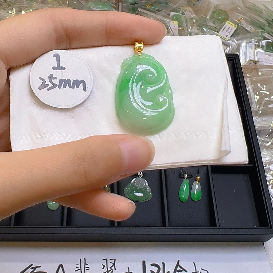 翡翠颈饰18K金镶嵌翡翠