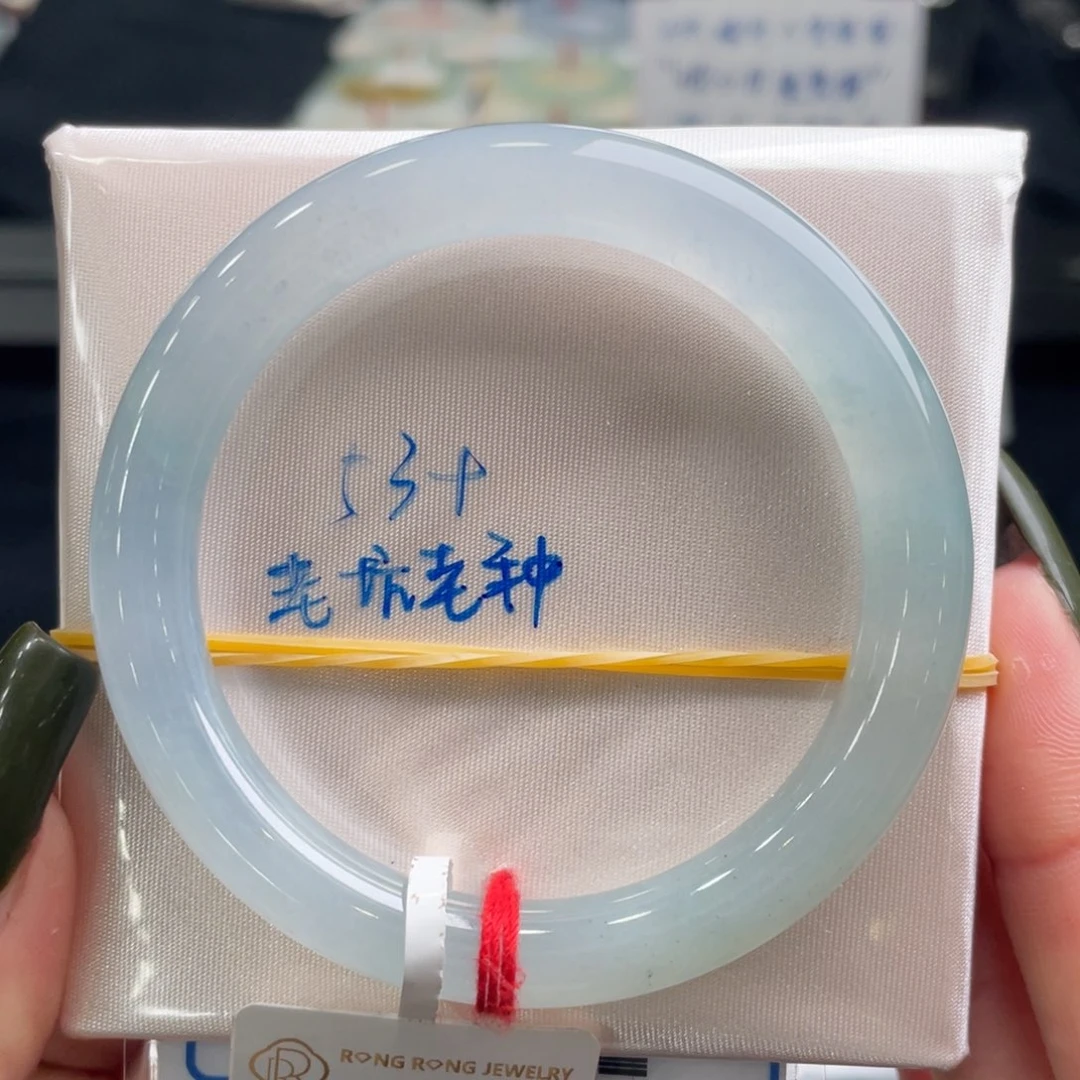 翡翠手镯未镶嵌翡翠手镯