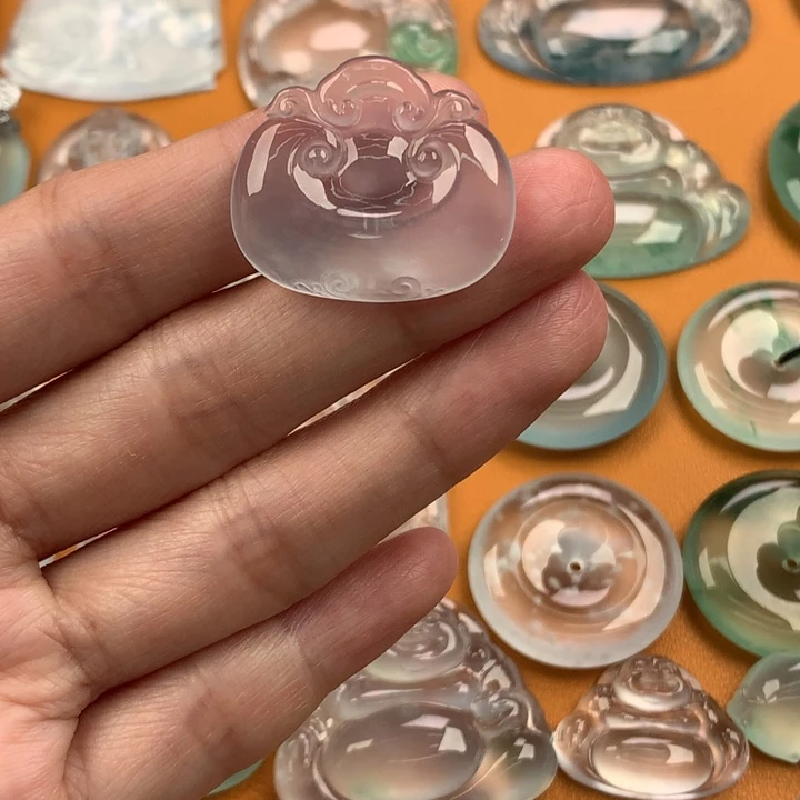 翡翠挂件未镶嵌…..