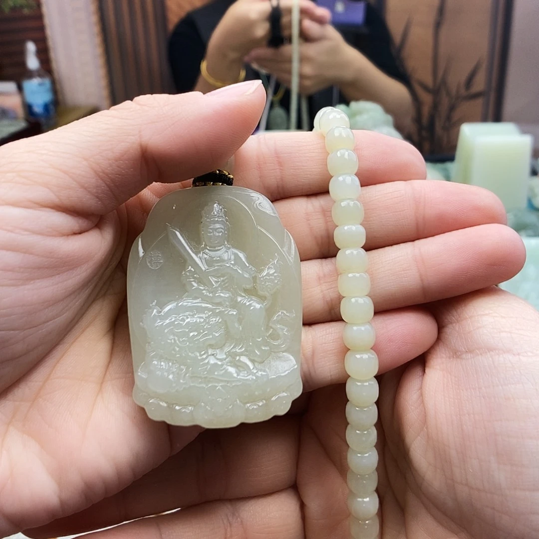 颈饰未镶嵌和田玉心**站