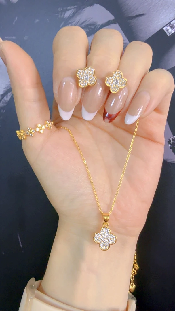 钛钢吊坠 D&K钛钢四叶草娇气美女三件套项链