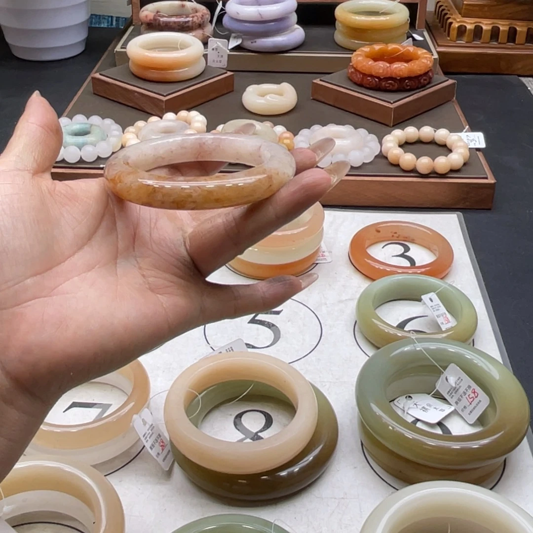 辞***。石英岩玉未镶嵌手镯