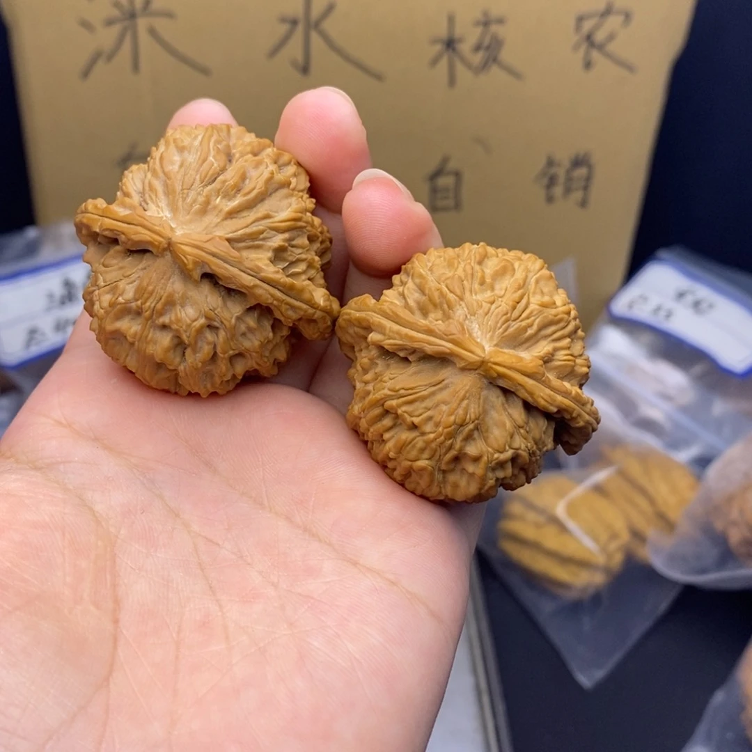 文玩核桃吊坠白狮