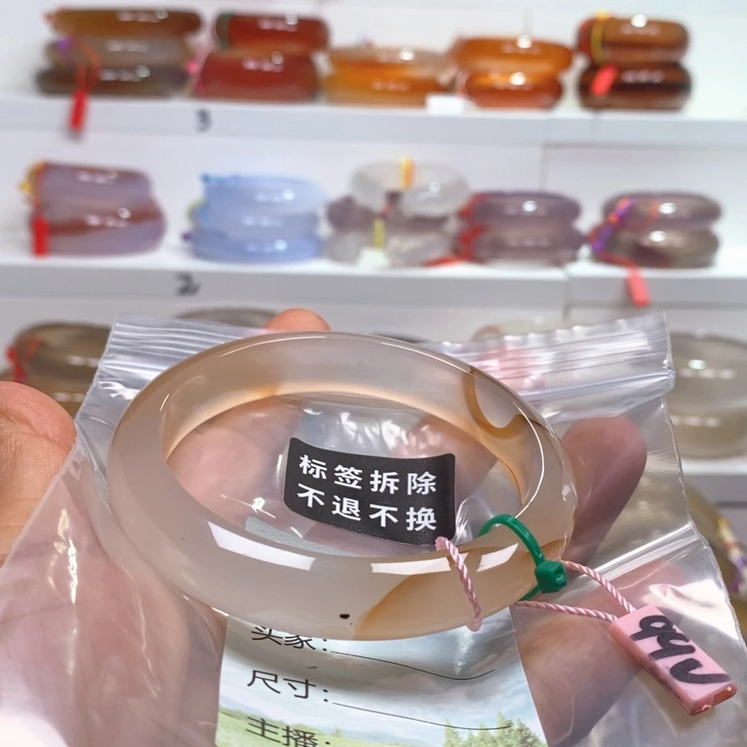 手镯玛瑙/玉髓未镶嵌有矿点