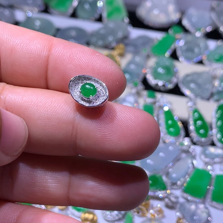 颈饰18K金镶嵌翡翠