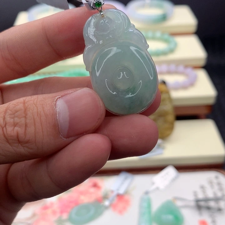 翡翠18K金镶嵌颈饰吊坠