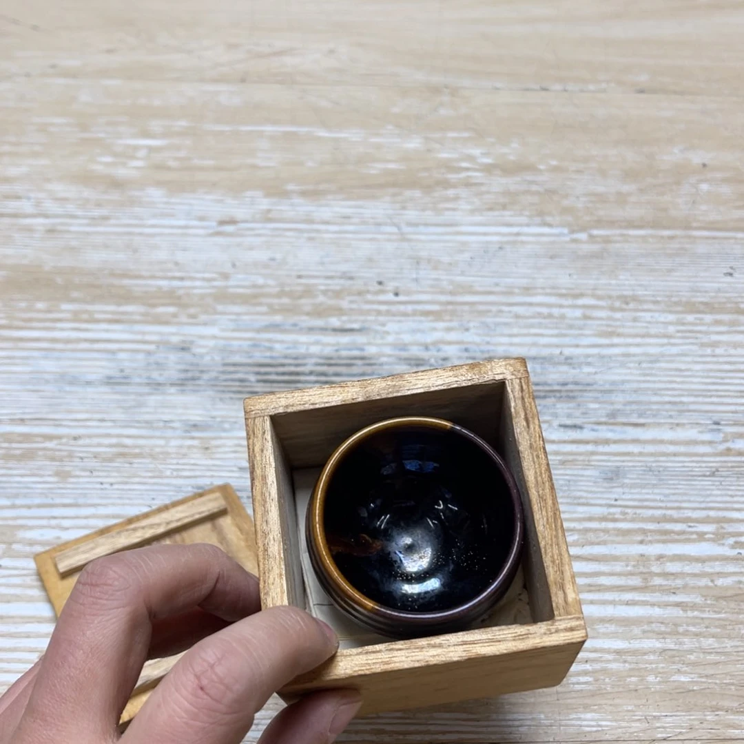 瓷片9**7密密麻麻地排列着一个