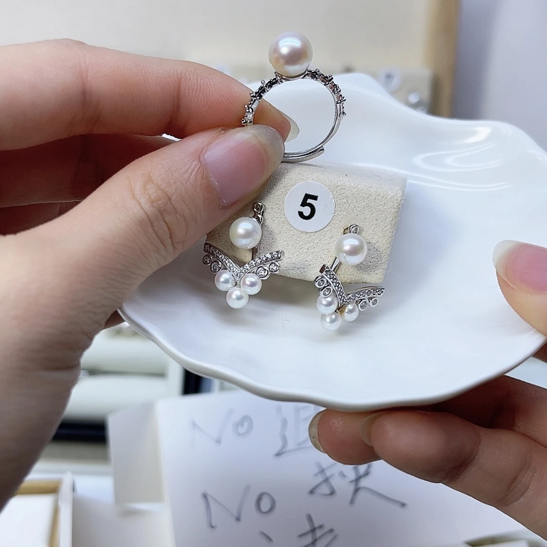 甜****银S925镶嵌淡水珍珠颈饰