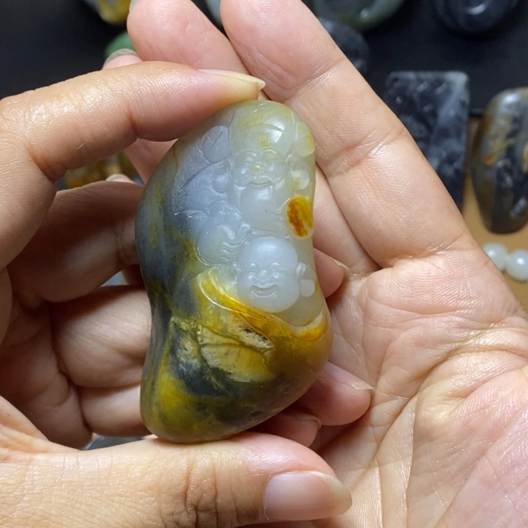 和田玉未镶嵌颈饰人**态