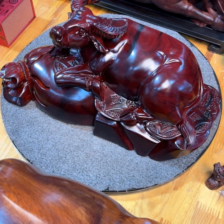 交趾黄檀（大红酸枝）叶卧牛摆件