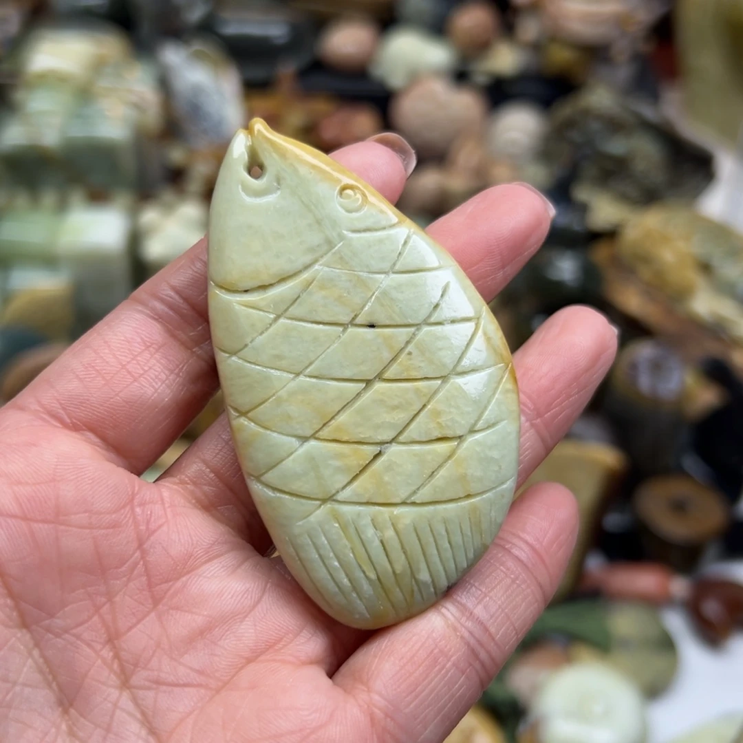 小***迹岫玉未镶嵌颈饰辽阳料鱼