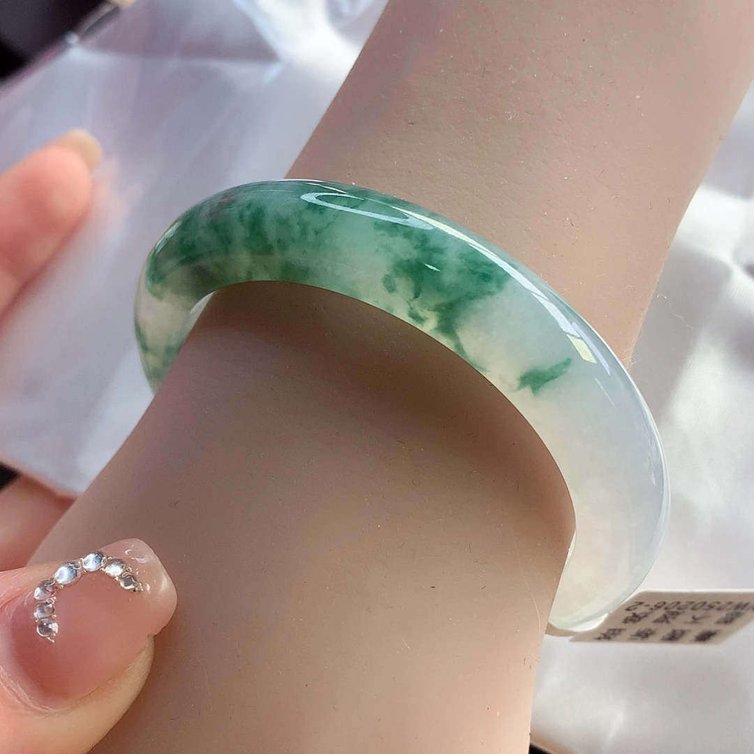 翡翠手镯未镶嵌天然翡翠51-52泥鳅背飘绿花