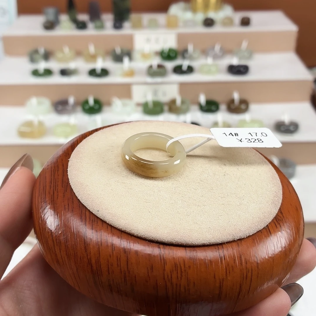 L***e和田玉未镶嵌戒指内径17.0