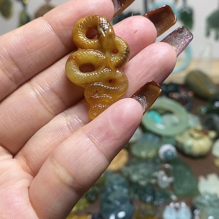 蛇纹石玉吊坠未镶嵌