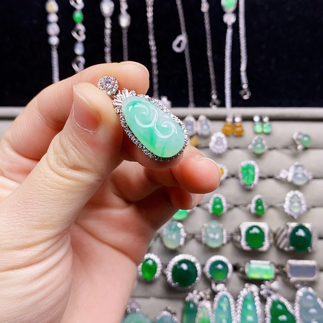 翡翠银S925镶嵌颈饰如意