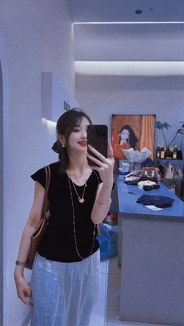 倩倩家丝绒V领上衣