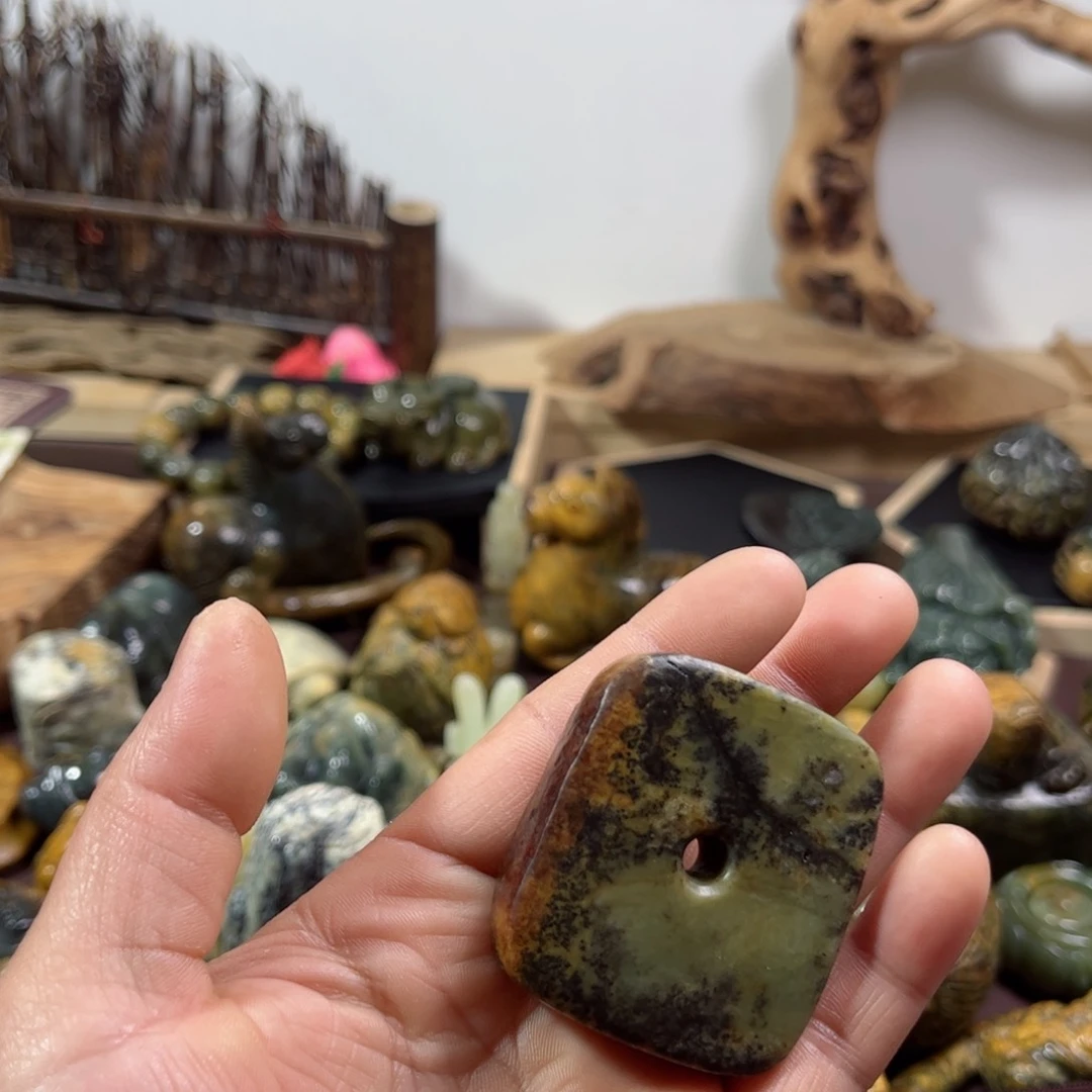 岫岩河磨玉（透闪石质玉）挂件未镶嵌山***容