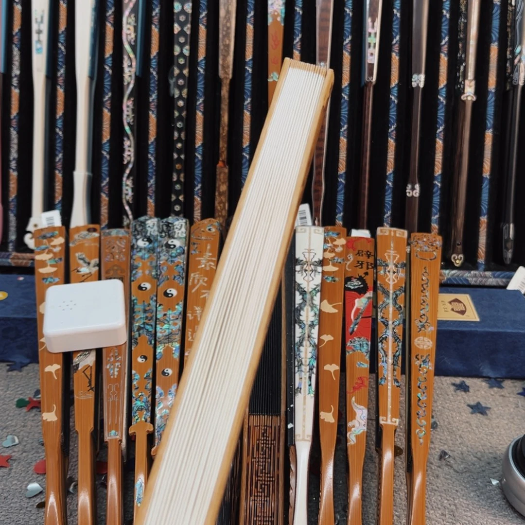 三***s扇子纯手工制作工艺精湛