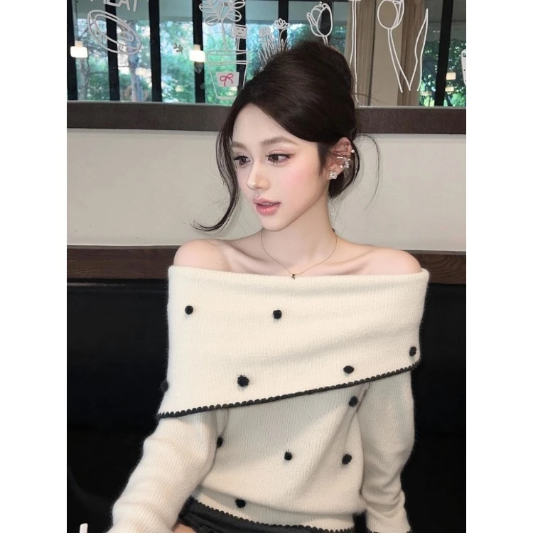2025新款巨好看早秋轻熟氛围感穿搭慵懒风气质白色一字肩针织上衣