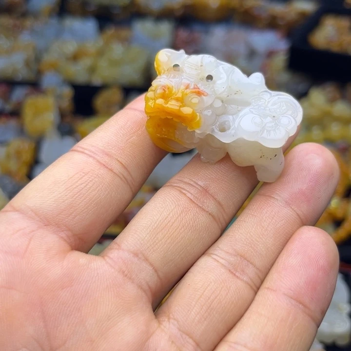 石英质玉（黄龙玉）未镶嵌颈饰