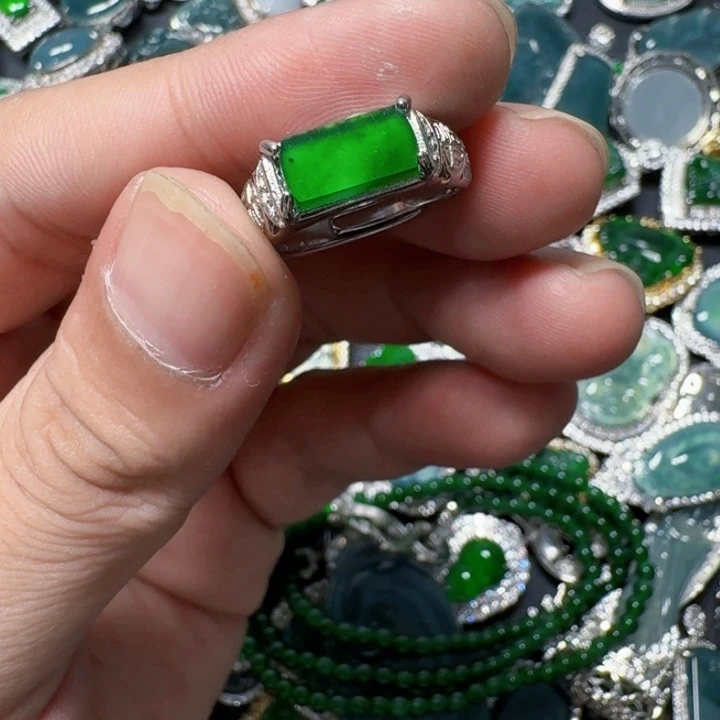 翡翠未镶嵌颈饰天然A货翡翠放漏