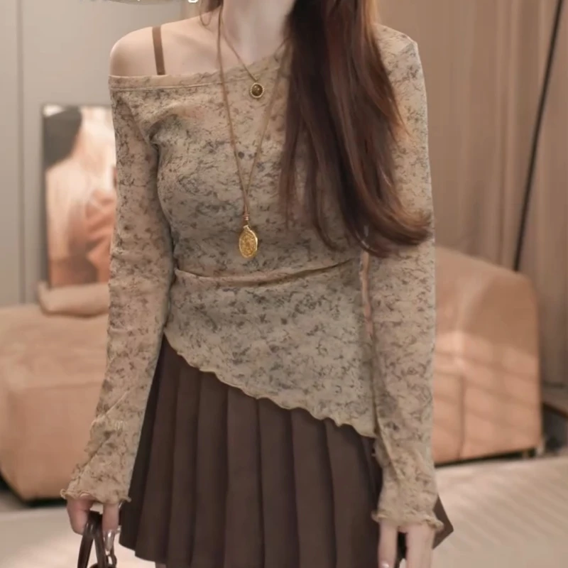 2025新款丹宁风斜领不规则领口耐脏印花打底短款长袖T恤LK2505970