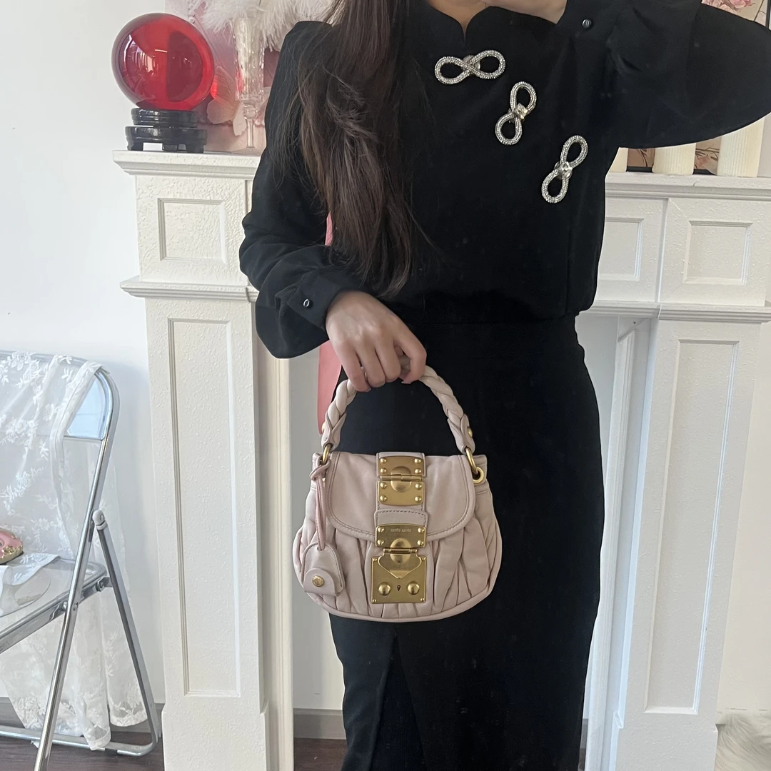95新 MIU MIU/缪缪 miumiu浅粉色褶皱麻花元宝手提包