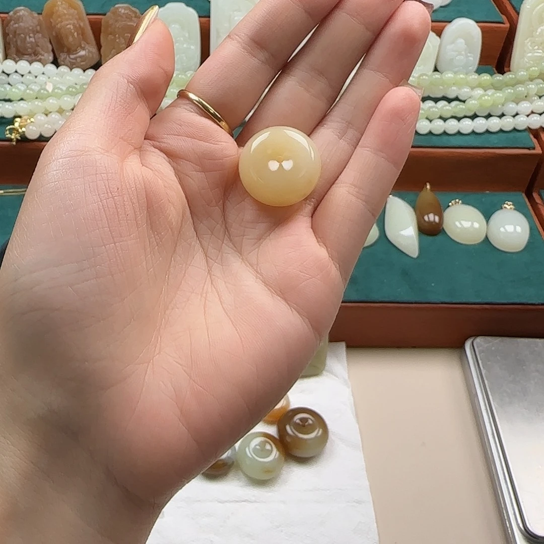 颈饰未镶嵌和田玉（糖玉）