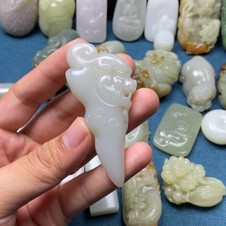 和田玉未镶嵌把件