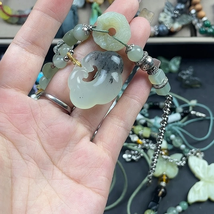 双***怪合金蛇纹石玉颈饰