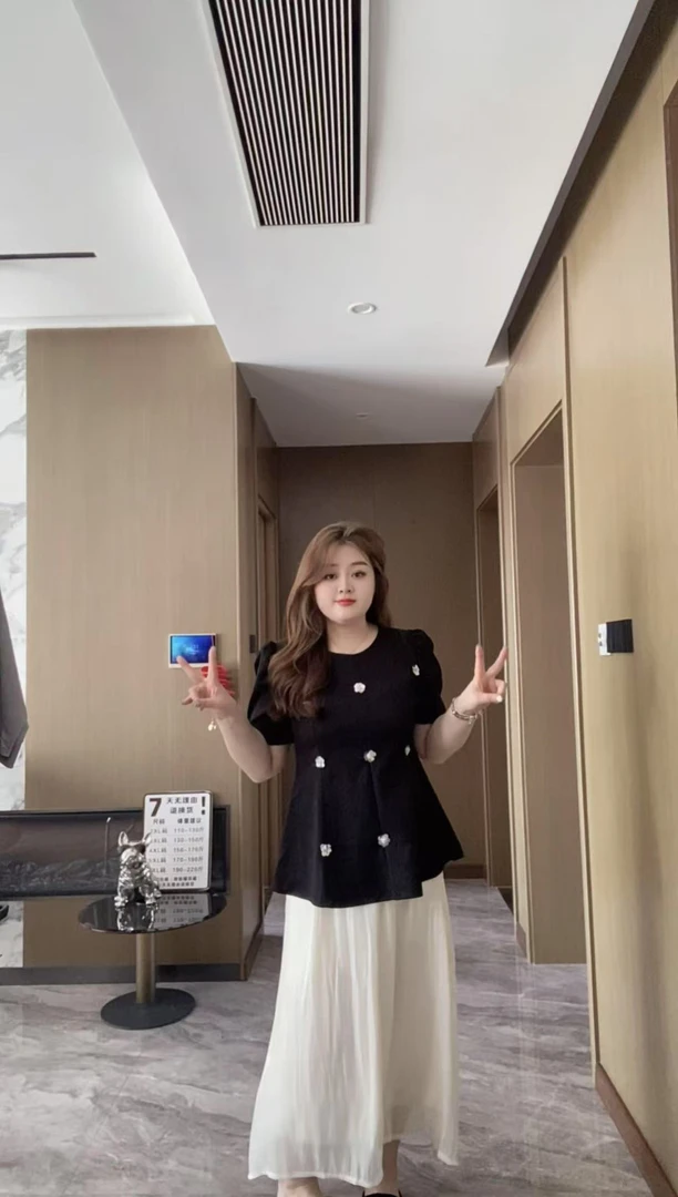 月蒙家-2025新款胖mm显瘦套装韩系重工钉珠上衣长裙两件套