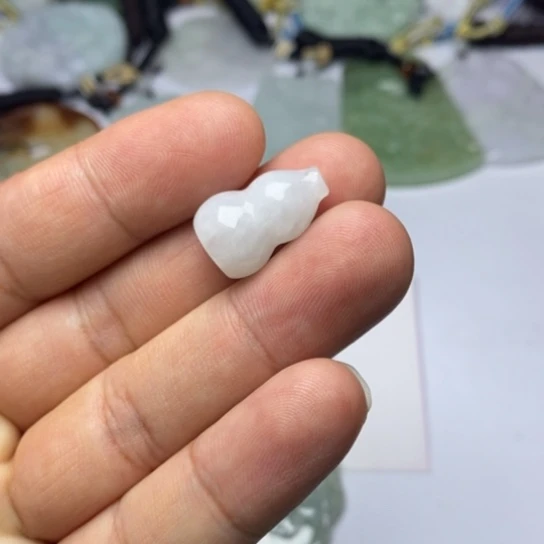 锦***点翡翠未镶嵌颈饰翡翠