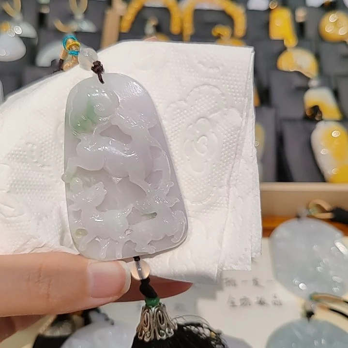 翡翠未镶嵌颈饰飘绿三羊开泰