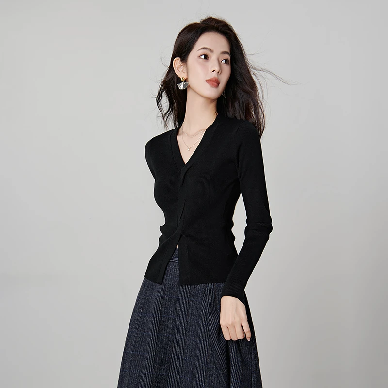 晚白2025秋季新款V领上衣扭结设计百搭气质套头针织衫女25052575