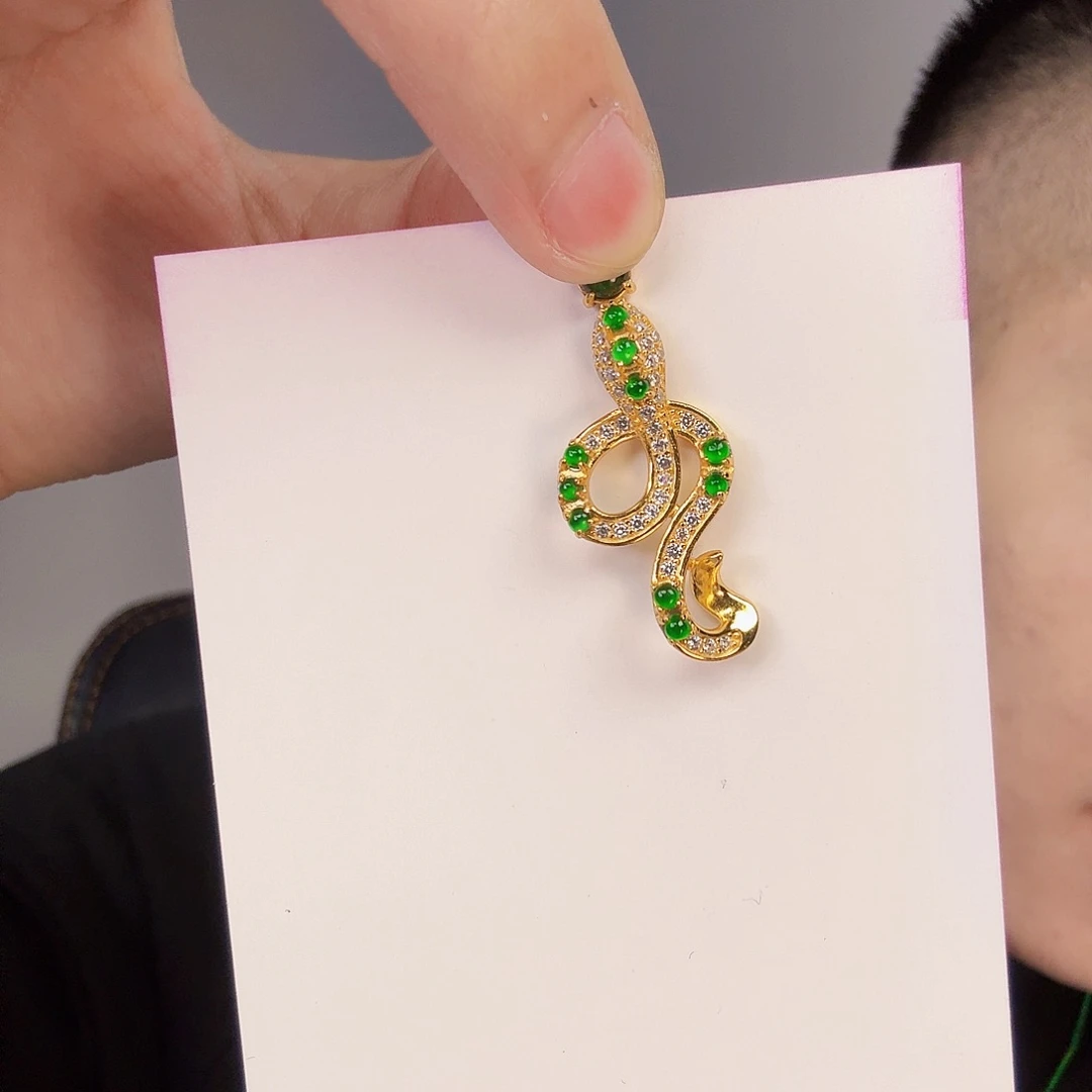 翡翠颈饰未镶嵌一件