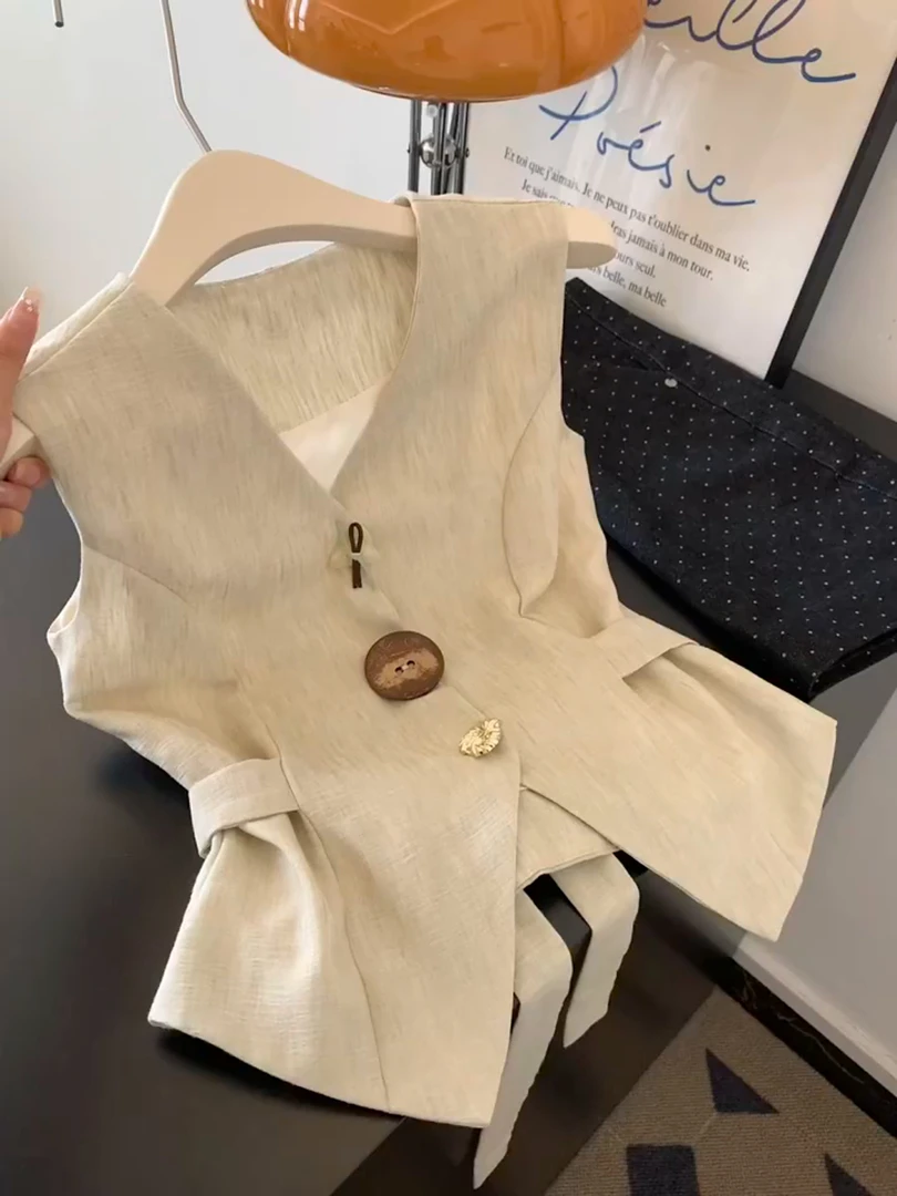轻熟职场风时髦V领纽扣设计感无袖背心休闲气质2025夏季新款上衣