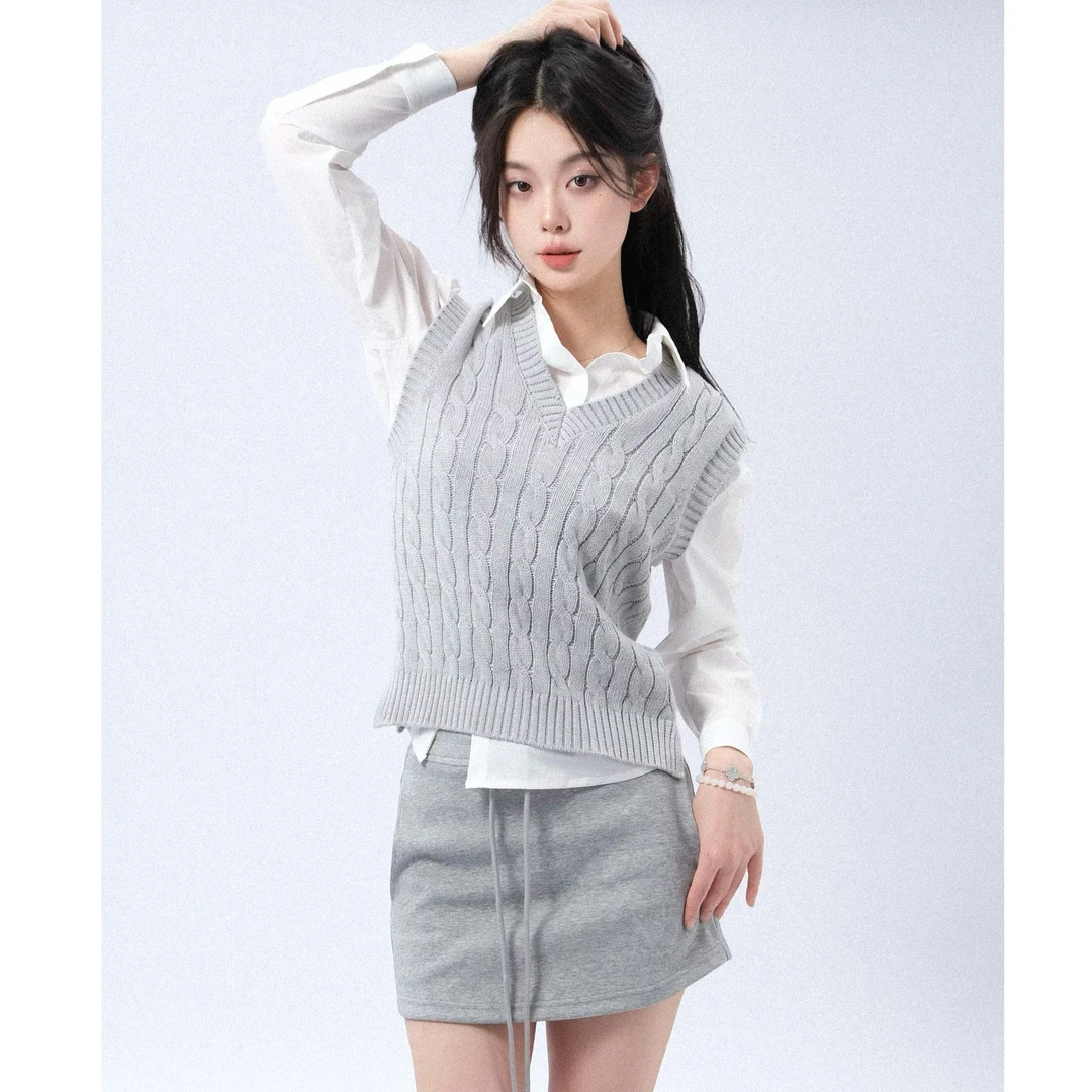 【灰调织甲】经典学院风浅灰色绞花针织 V 领无袖马甲-kk008