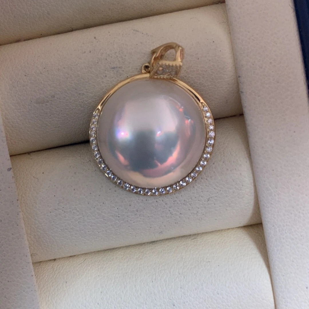 拼合珍珠（马贝珠）颈饰18K金镶嵌